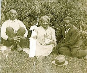 Kennon Cheek with family members, date unknown. The Carolina Story